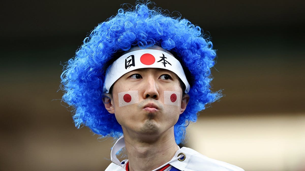 Man wearing a bright blue wig.