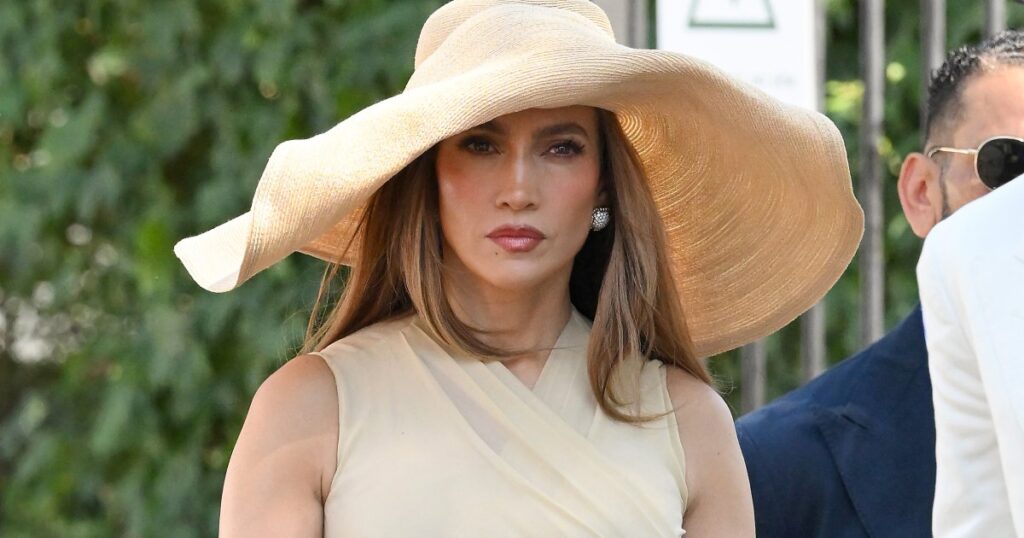 Jennifer Lopez’s Wimbledon Handbag Look Is Pure Hamptons‑Meets‑London — Recreate the Look for at Walmart Jennifer Lopez’s Wimbledon Handbag Look Is Pure Hamptons‑Meets‑London — Recreate the Look for at Walmart