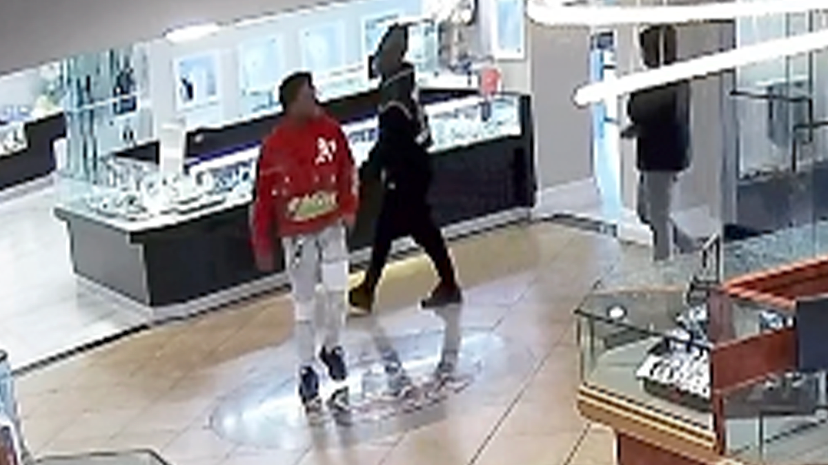 Surveillance captures suspects walking through Sacramento jewelry store