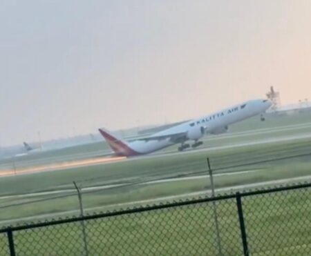 Wild video captures sparks flying as Kalitta Air plane skids on runway at Kentucky airport Wild video captures sparks flying as Kalitta Air plane skids on runway at Kentucky airport