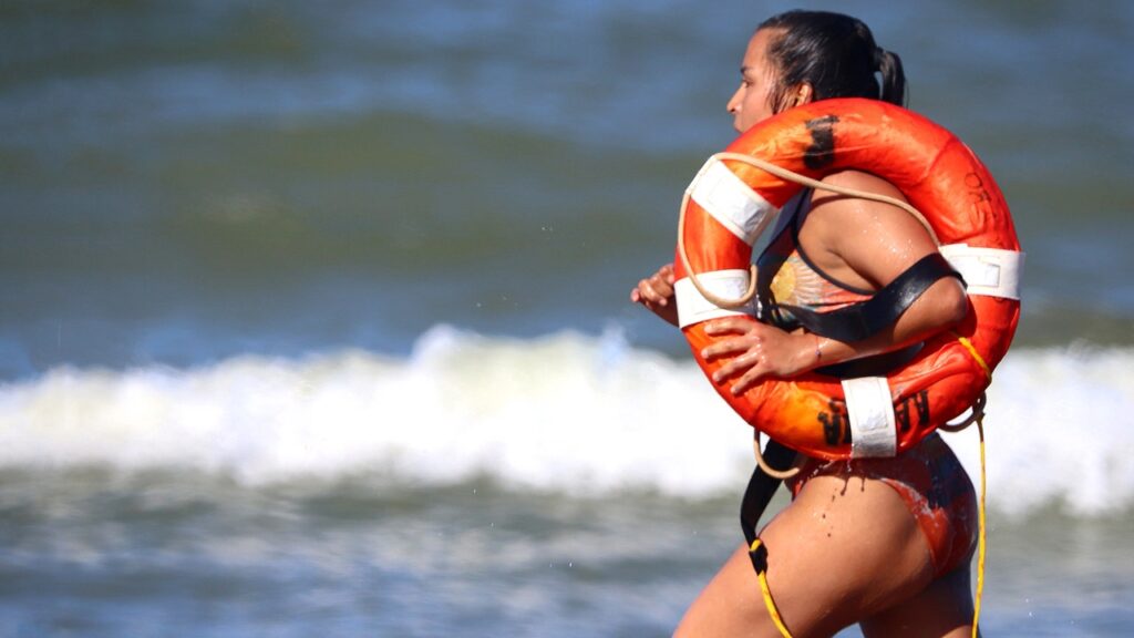 Lifeguards save young boy, 5 years old, as he’s pulled unconscious from ocean Lifeguards save young boy, 5 years old, as he’s pulled unconscious from ocean