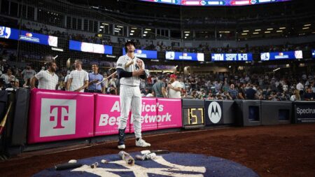 Woman sues Yankees for  million, claiming errant bat into stands caused severe injuries