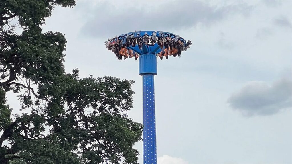 Jury awards teens 0K after Oregon amusement park ride left them hanging upside down: report