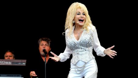 Dolly Parton refused to pick political sides for decades: ‘I’m not in politics, I’m an entertainer’