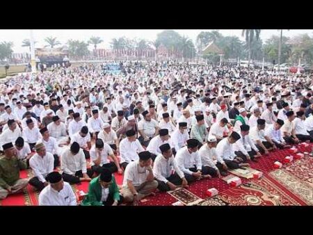 Indonesian Muslims brave choking smoke to pray for rain as country battles wildfires