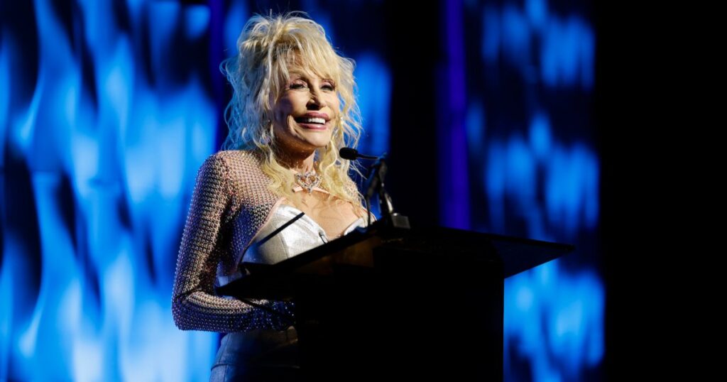 Mississippi Mayor Sparks Debate Over Lowering U.S. Flag for Dolly Parton After Her Death at 80