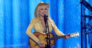 Stars React to Dolly Parton’s Death at 80: Anne Hathaway, Taylor Swift, Obama and More Pay Tribute