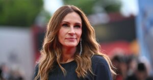 Julia Roberts’ Cool, Everyday Sandals Are So Comfy, Shoppers Say They ‘Walk Miles’ in Them