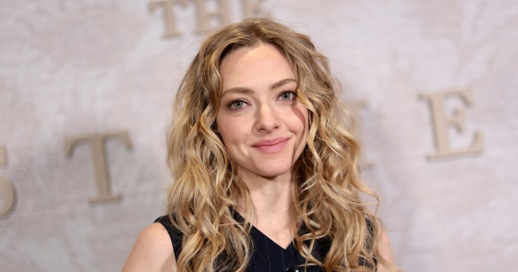 Even Amanda Seyfried Is a Fan of This  Crowd-Loved Water Bottle That’s So Clever and Sleek