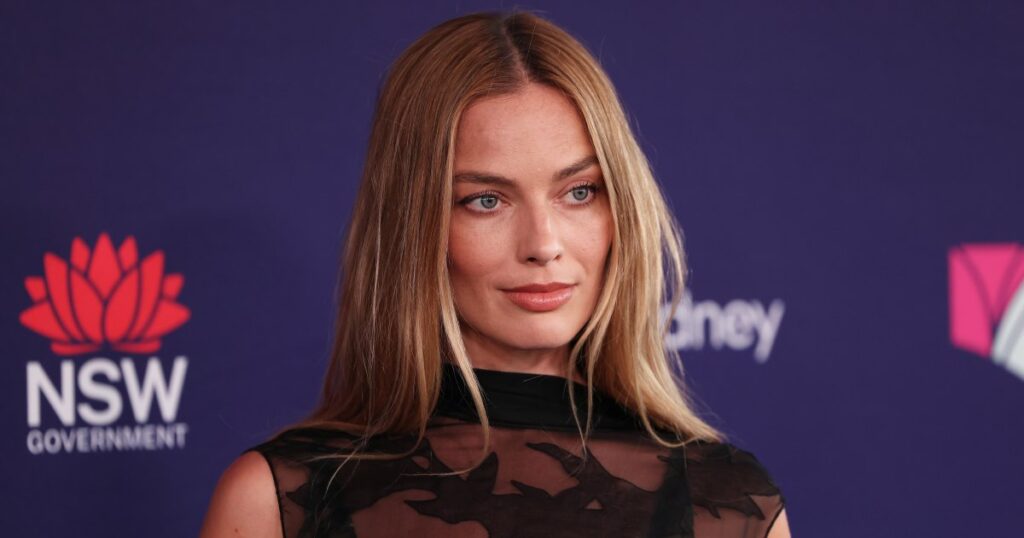 Margot Robbie’s Classy Flat Shoe Style Puts Boring Ballet Flats to Shame — Only ! Margot Robbie’s Classy Flat Shoe Style Puts Boring Ballet Flats to Shame — Only !