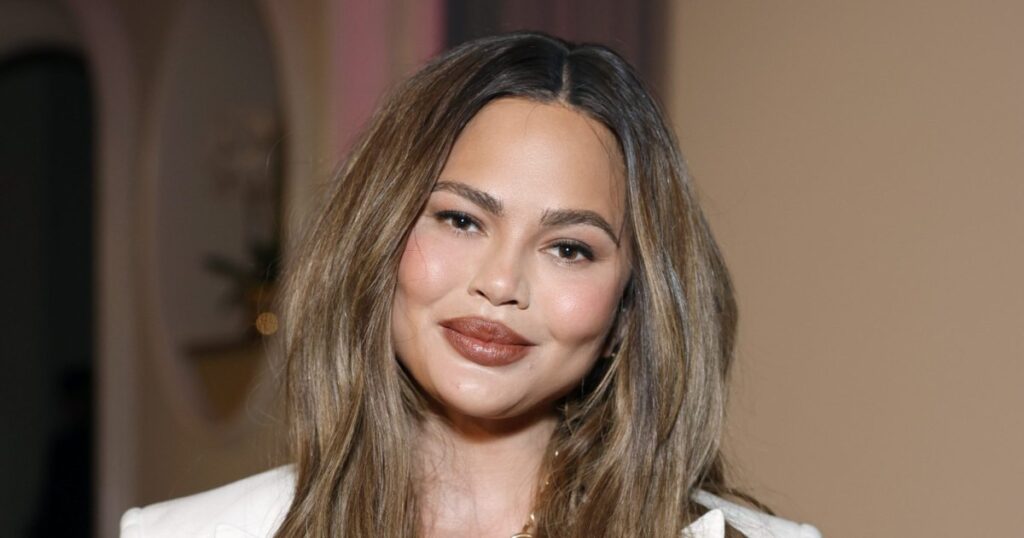 Chrissy Teigen’s Woven Bag Is ,900, But We Found a Luxe-Looking Mini Version for Only 