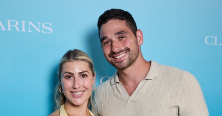 Pros Alan Bersten and Emma Slater Share Sweet Kiss Onstage at ‘DWTS’ Con Pros Alan Bersten and Emma Slater Share Sweet Kiss Onstage at ‘DWTS’ Con