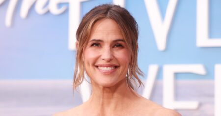 Jennifer Garner Dressed Up a T-Shirt With This Dreamy, Mediterranean-Inspired Skirt Look