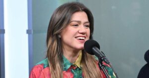 Kelly Clarkson Jokes Her Small Breasts Are ‘Perfect’ While Narrowly Avoiding Wardrobe Malfunction