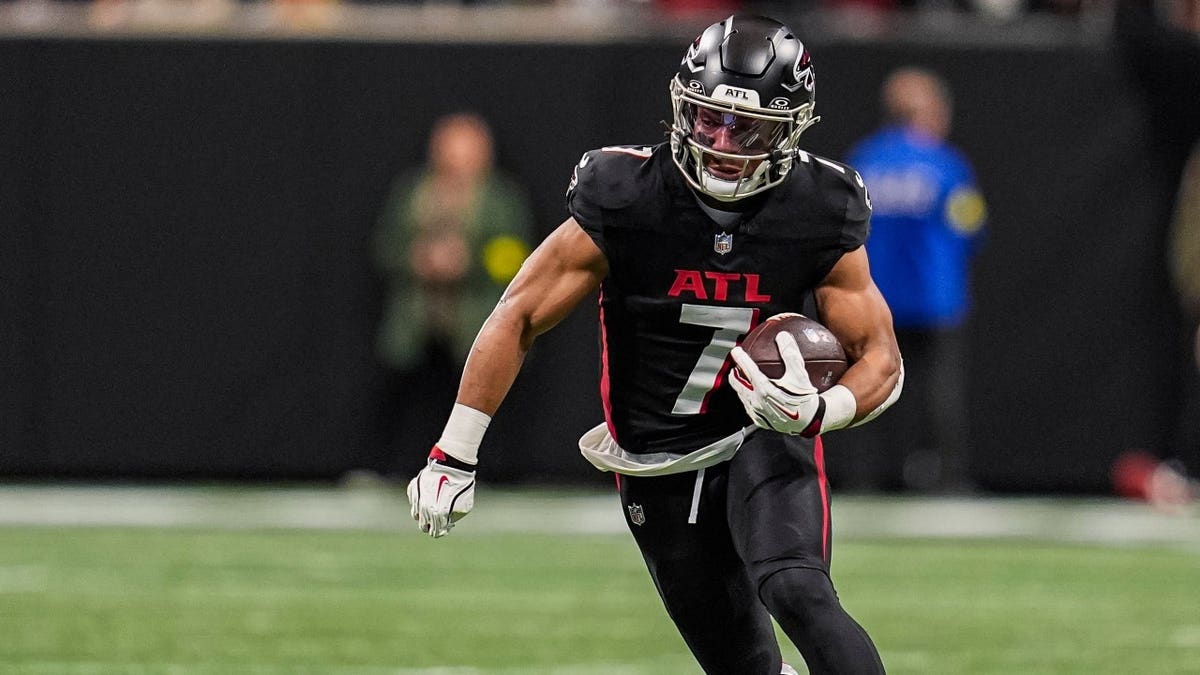 Atlanta Falcons RB Bijan Robinson carries the ball vs. the New Orleans Saints at Mercedes-Benz Stadium.