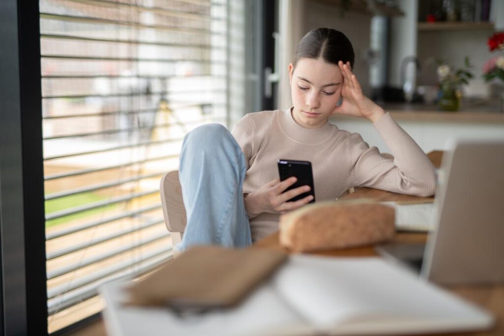 Dear Abby: My niece makes inappropriate posts about her parents Dear Abby: My niece makes inappropriate posts about her parents