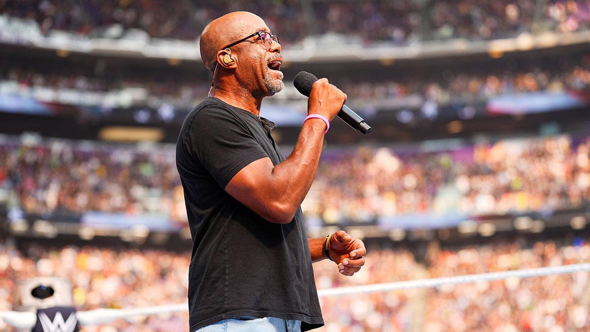 Darius Rucker performs the national anthem at U.S. Bank Stadium.