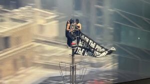 Daredevil couple accused in Empire State Building climb pack on PDA after first court appearance