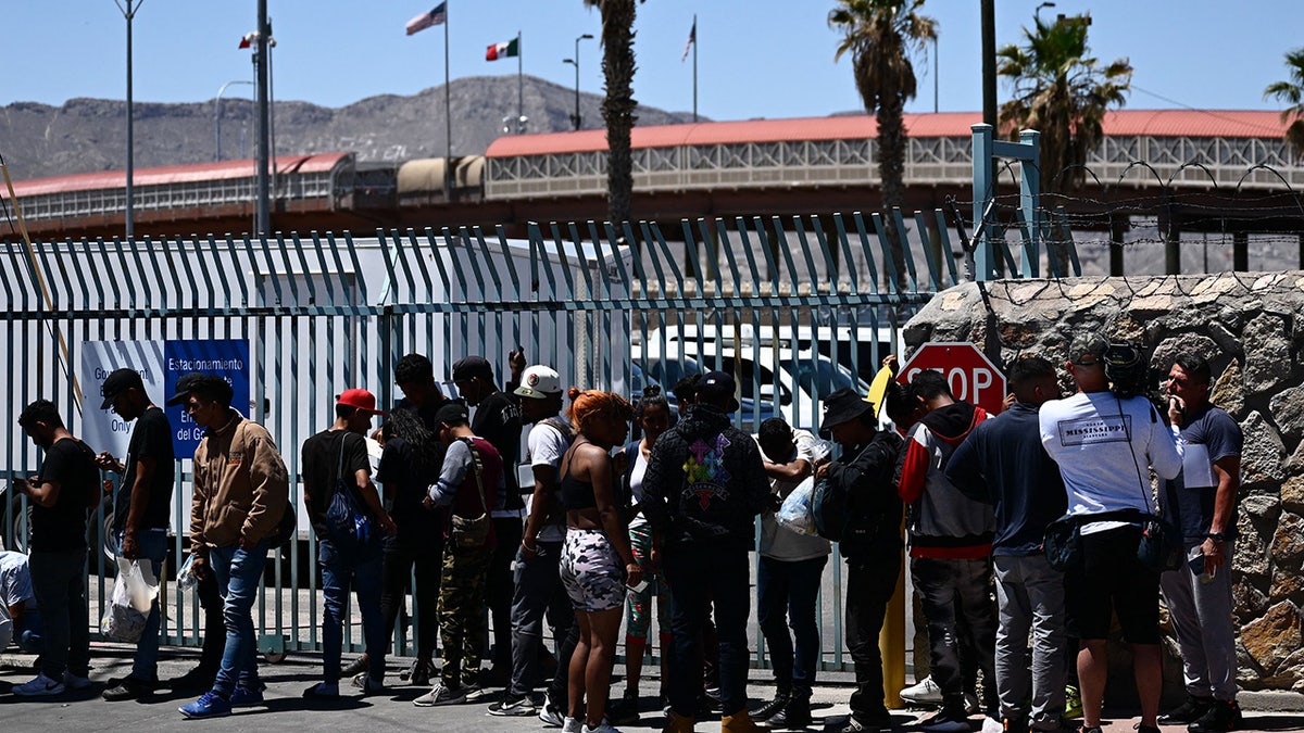 migrants-portofentry