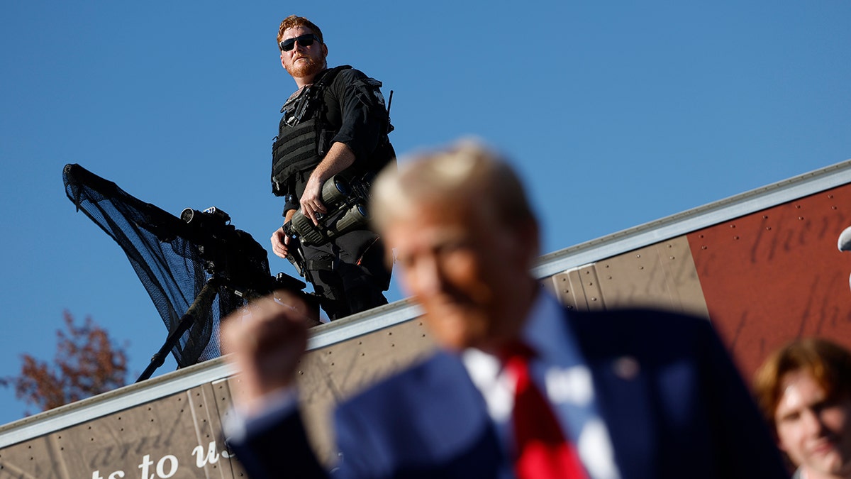Secret Service agent protects President Trump