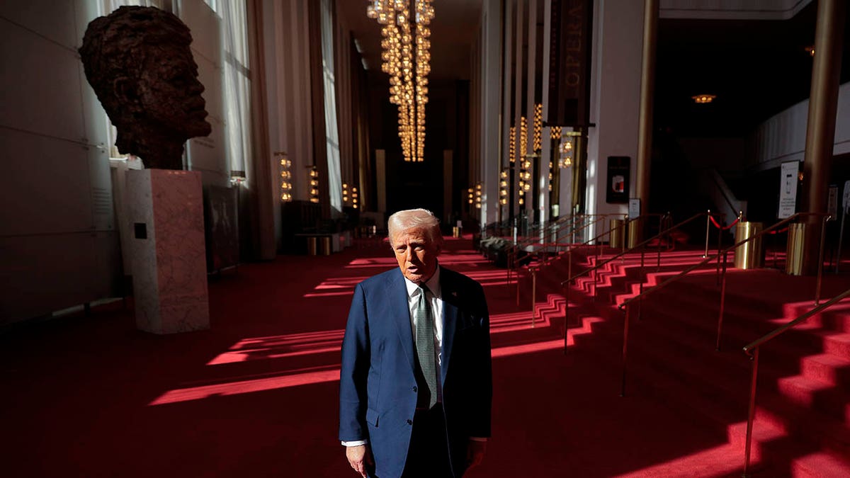 Trump in hall of Kennedy Center