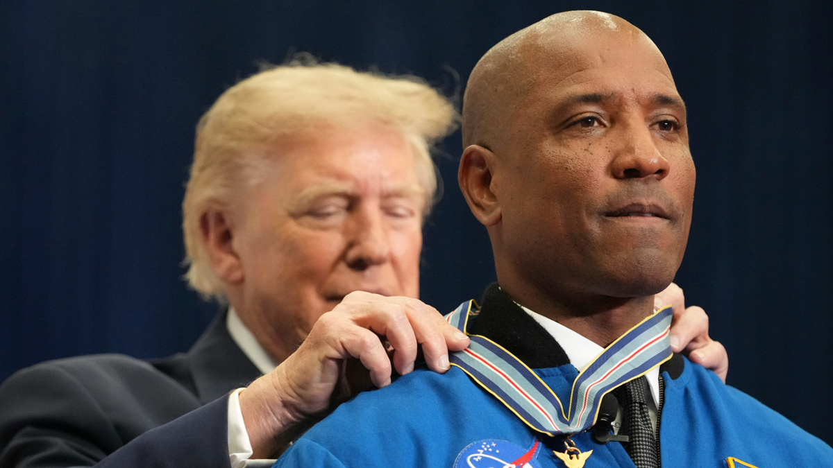 Trump gives medal to astronaut