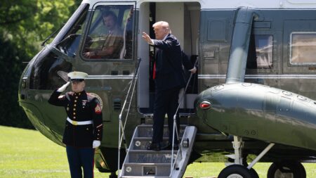 Trump helicopter’s radio warnings went unheard before close call with passenger jet, report says Trump helicopter’s radio warnings went unheard before close call with passenger jet, report says
