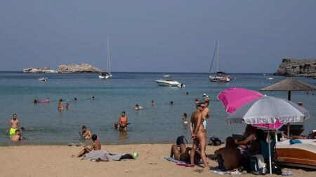 Foreign visitors drive gains in Greek tourism in July