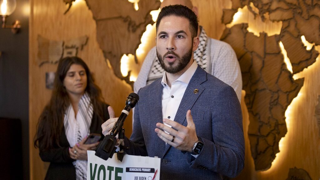 Swing state mayor sued as city’s Muslim holiday displays ignite religious-favoritism fight Swing state mayor sued as city’s Muslim holiday displays ignite religious-favoritism fight