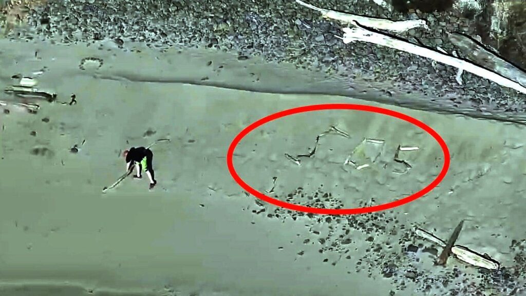 Tourists seeking ‘dramatic’ photo on isolated beach trapped by incoming tide Tourists seeking ‘dramatic’ photo on isolated beach trapped by incoming tide