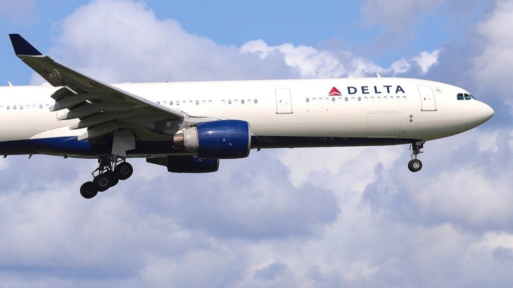 Midair scare forces packed passenger jet into emergency landing, travelers hospitalized Midair scare forces packed passenger jet into emergency landing, travelers hospitalized