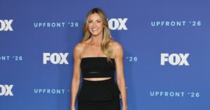 Erin Andrews Explains Why She Never Wears Heels on the NFL Sidelines: ‘On Your Feet for 4.5 Hours’ Erin Andrews Explains Why She Never Wears Heels on the NFL Sidelines: ‘On Your Feet for 4.5 Hours’