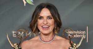 Mariska Hargitay Gives Emotional Emmys Acceptance Speech for ‘My Mom Jayne’ While Nodding to Gloria Steinem Mariska Hargitay Gives Emotional Emmys Acceptance Speech for ‘My Mom Jayne’ While Nodding to Gloria Steinem
