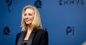 Mature-Skin Shoppers Swear Lisa Kudrow’s  Red Carpet Concealer ‘Doesn’t Crease’