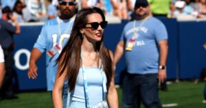 Bill Belichick’s Girlfriend Jordon Hudson Trades Snakeskin for a Jumpsuit While Cheering on UNC Bill Belichick’s Girlfriend Jordon Hudson Trades Snakeskin for a Jumpsuit While Cheering on UNC