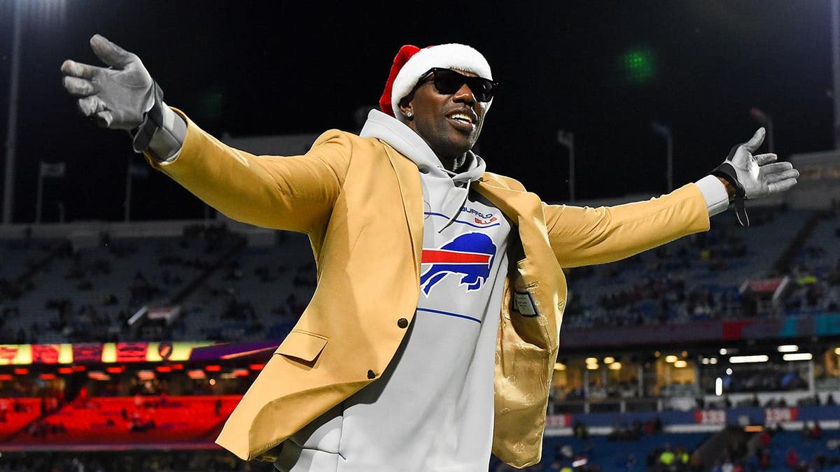 Terrell Owens acknowledges the crowd at Highmark Stadium