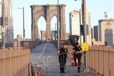 Cops shoot knife-wielding man who charged at them on Brooklyn Bridge: sources