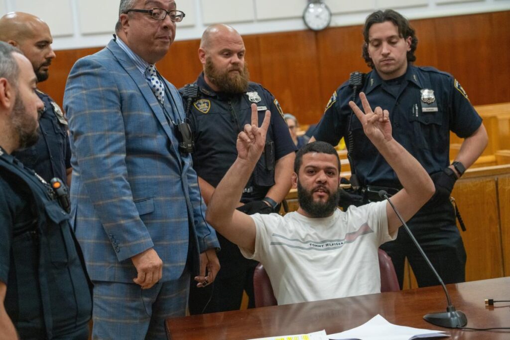 Jew-hating attacker flashes wild ‘victory sign’ after NYC judge hands him light sentence for antisemetic assault Jew-hating attacker flashes wild ‘victory sign’ after NYC judge hands him light sentence for antisemetic assault