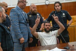 Jew-hating attacker flashes wild ‘victory sign’ after NYC judge hands him light sentence for antisemetic assault Jew-hating attacker flashes wild ‘victory sign’ after NYC judge hands him light sentence for antisemetic assault