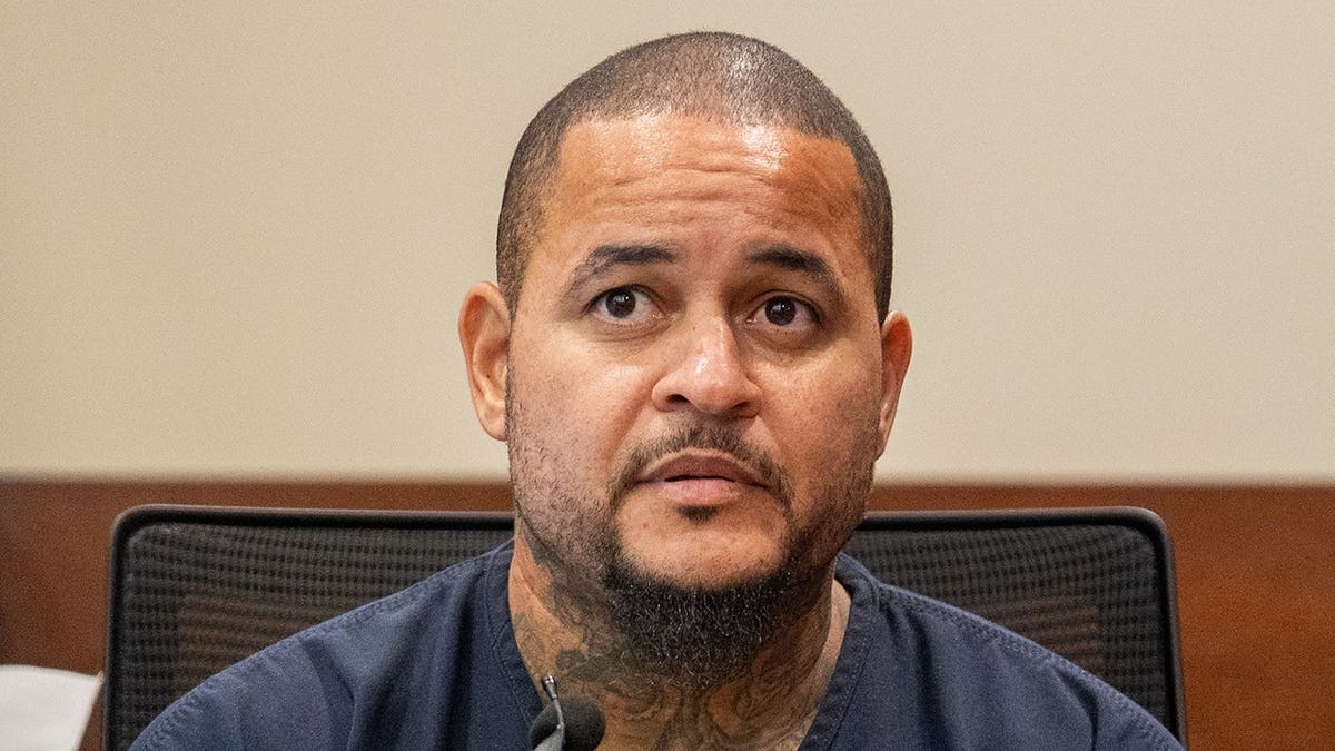 Luis Rivera testifies in court during the Donna Adelson trial.