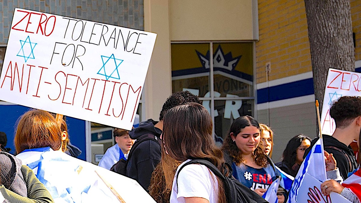 Jewish students in California protest against antisemitism