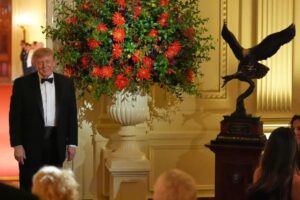 Trump gifts Xi a bald eagle sculpture — invites him to tour new ballroom — at White House state dinner Trump gifts Xi a bald eagle sculpture — invites him to tour new ballroom — at White House state dinner